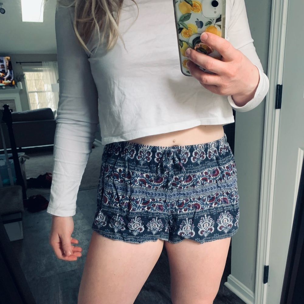 Patterned Fabric Drawstring Elastic Shorts - Picture 5 of 7